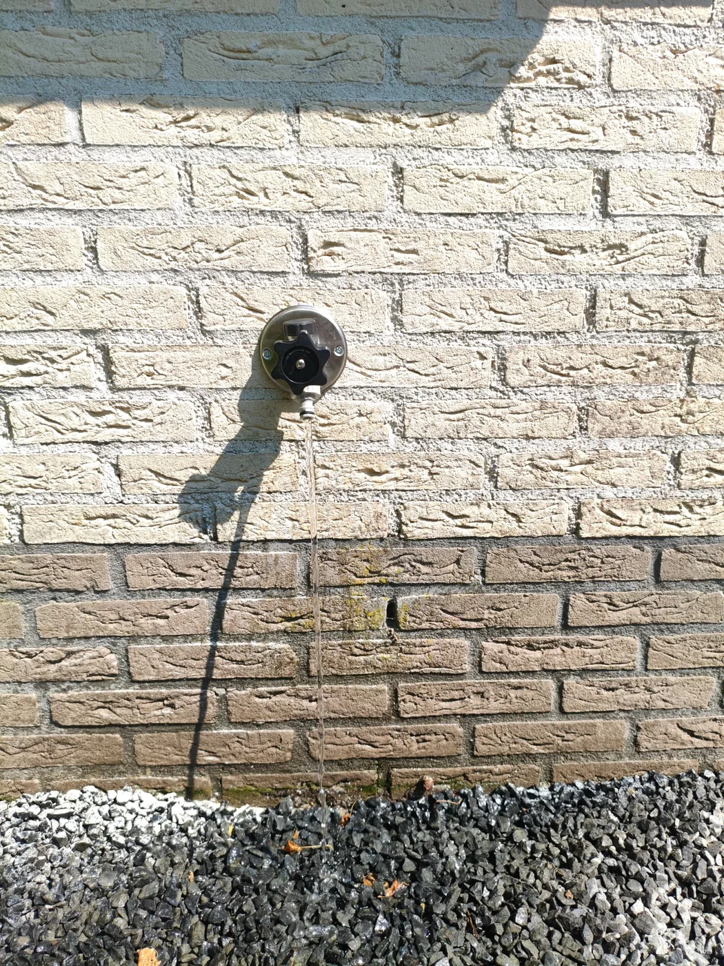 Vorstvrije buitenkraan na installatie in gebruik